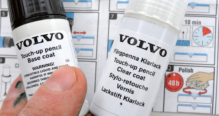 1. Flera tillverkare säljer små satser med det som behövs. Volvos sats innehåller bättringsfärg med pensel i locket, rubbing i korken och klarlack samt en tydlig bruksanvisning.